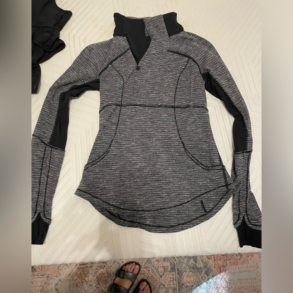 Lululemon pullover jacket. Great condition. Charcoal. Size 8.